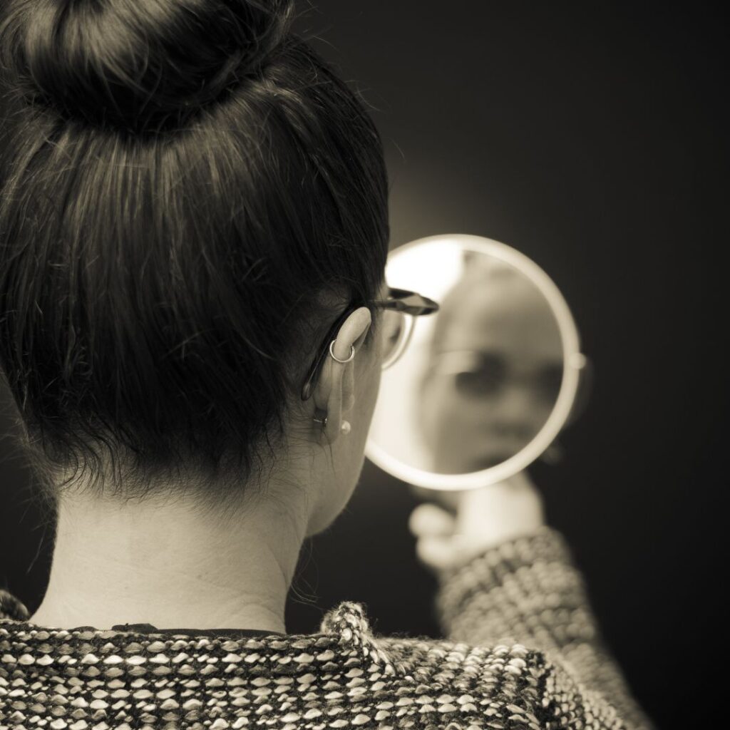 אישה מסתכלת על מראה