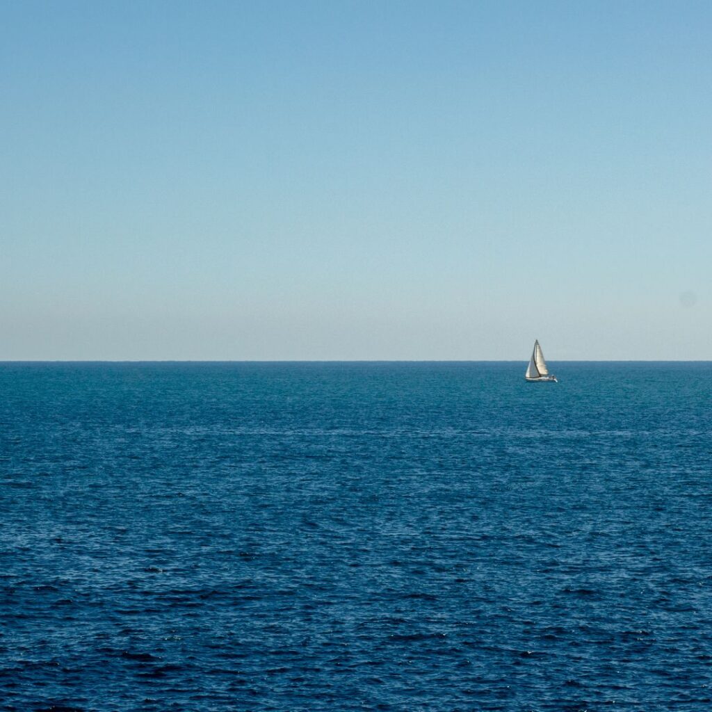 ים עם סירה ומפרש לבן