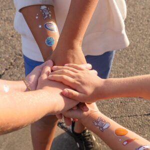 ילדים מחזיקים ידיים