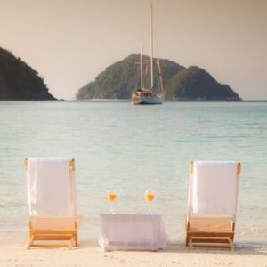 כסאות נוח משקיפים על הים